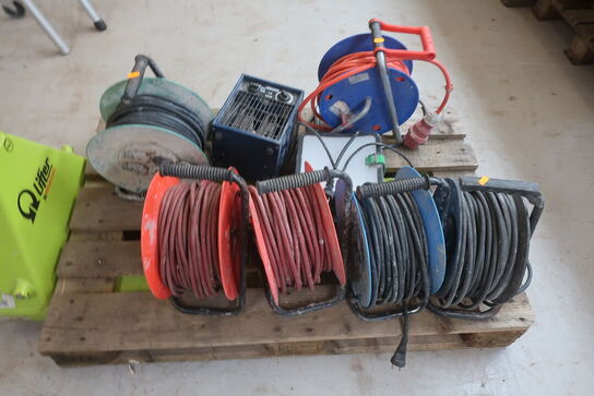 6 stk. kabeltromler, lampe og varmeblæser