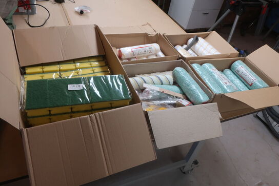 Svampe, maleruller og pensler