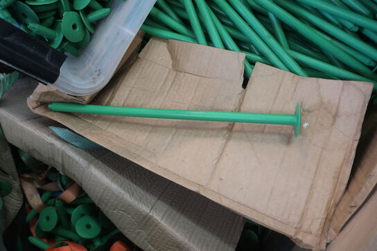 Indhold i 2 paller, taghætter, skruer, isoleringholder