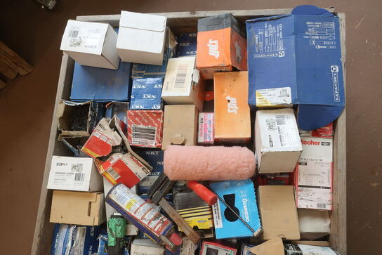 Indhold på palle, skruer, beslag m.m.