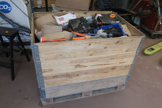 Indhold på palle, skruer, beslag m.m.