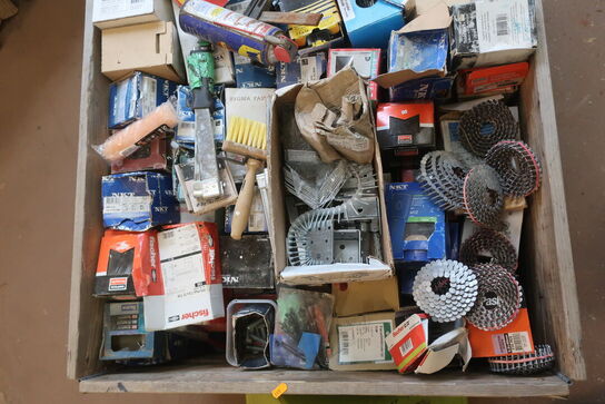 Indhold på palle, skruer, beslag m.m.