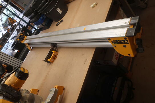 Kap-/geringssav DEWALT DWS778 -QS med arbejdsbord DE7023 -XJ