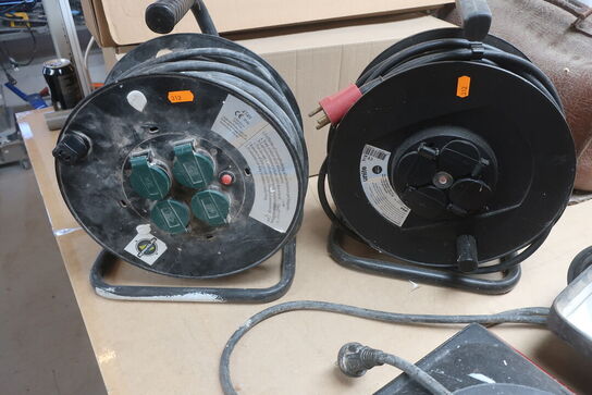 2 stk. kabeltromler og 2 stk. lamper