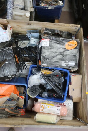 Indhold på palle, skruer, beslag m.m.
