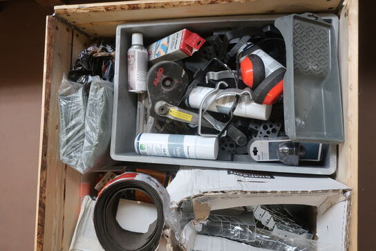 Indhold på palle, beslag, skum, sandpapir, tommekasser m.m.