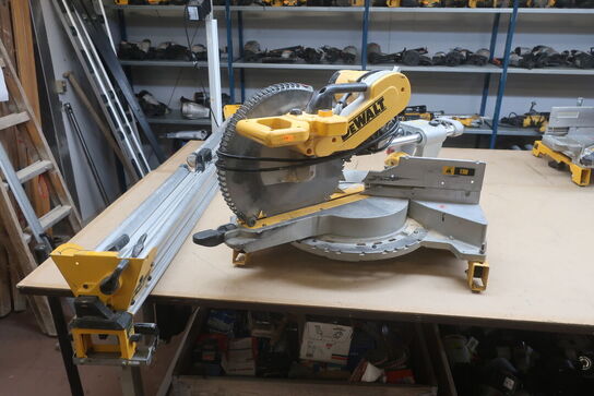 Kap/geringssav DEWALT DWS780 -QS med arbejdsbord
