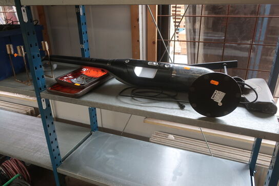 håndstøvsuger, bordlampe, fade og lysestage 