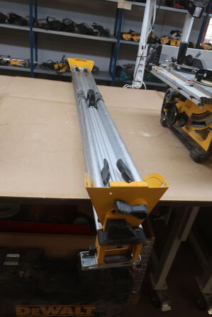 Kap/geringssav DEWALT DWS780 -QS med arbejdsbord