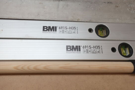 2 stk. vaterpas, retteskinne og kosteskaft