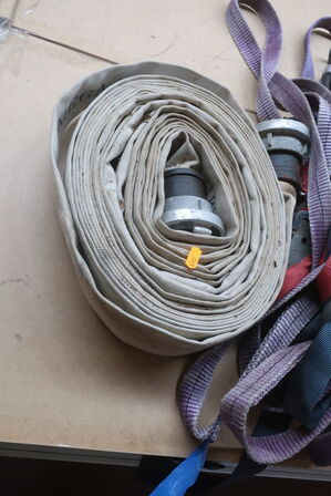 2 stk. tryksprøjte, løfteudstyr og brandslange