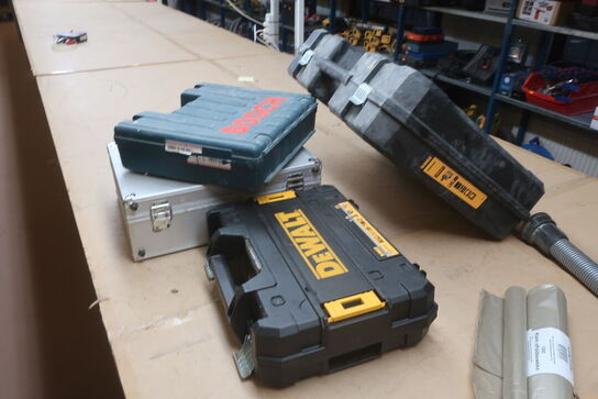 Indhold på palle, beslag, skum, sandpapir, tommekasser m.m.