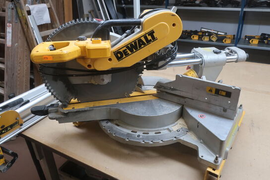 Kap/geringssav DEWALT DWS780 -QS med arbejdsbord