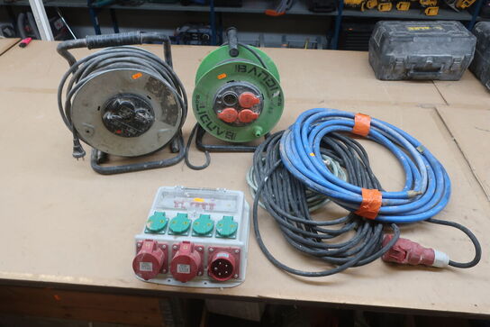 2 stk. kabeltromler, slanger, kabel og bygningtavle