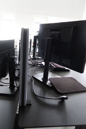 El. hæve/sænke skrivebord uden indhold med afskærmning samt skuffemodul