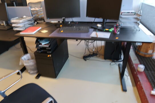 El. hæve/sænke skrivebord med afskærmning uden indhold samt skuffemodul