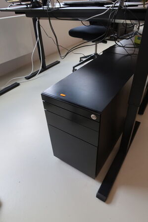 El. hæve/sænke skrivebord uden indhold med afskærmning samt skuffemodul