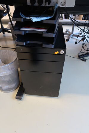 El. hæve/sænke skrivebord med afskærmning uden indhold samt skuffemodul