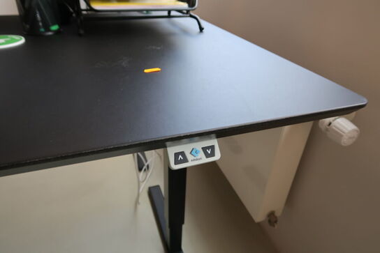 El. hæve/sænke skrivebord uden indhold samt skuffemodul