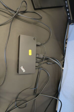 2 stk. computerskærme SAMSUNG S24E450, dockingstation LENOVO ThinkPad, tastatur, mus