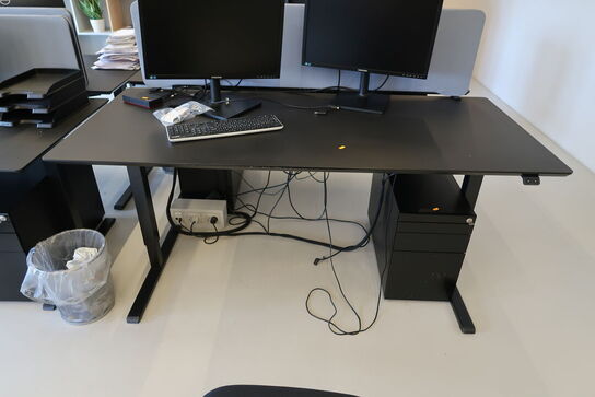 El. hæve/sænke skrivebord uden indhold med afskærmning samt skuffemodul