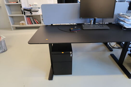 El. hæve/sænke skrivebord PAUSTIAN med afskærmning uden indhold samt skuffemodul