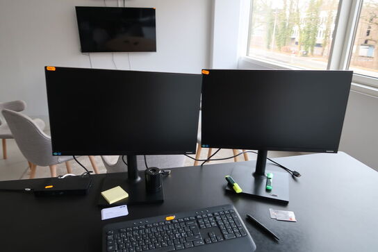 2 stk. computerskærme SAMSUNG F24T452FQR, dockingstation DELL, tastatur