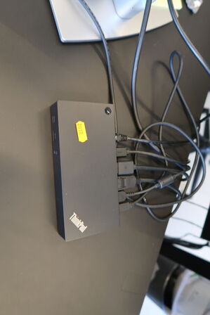 2 stk. computerskærme DELL P2422HE, dockingstation LENOVO Thinkpad, tastatur, mus