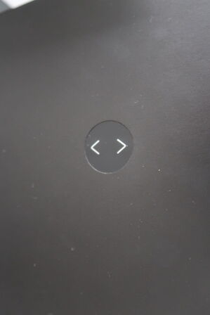 El. hæve/sænke skrivebord uden indhold med afskærmning samt skuffemodul