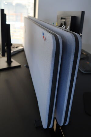 El. hæve/sænke skrivebord uden indhold med afskærmning samt skuffemodul