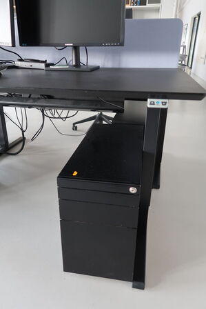 El. hæve/sænke skrivebord uden indhold med skuffemodul