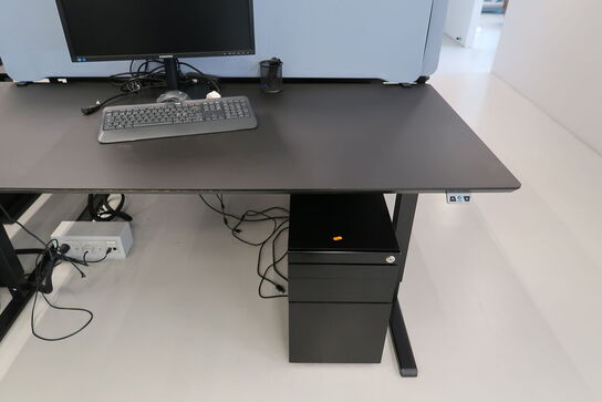 El. hæve/sænke skrivebord uden indhold med afskærmning samt skuffemodul