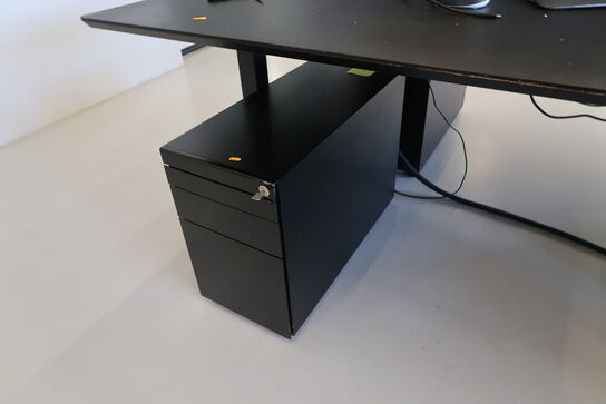 El. hæve/sænke skrivebord uden indhold med afskærmning samt skuffemodul