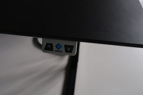 El. hæve/sænke skrivebord uden indhold med afskærmning samt skuffemodul