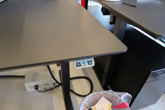 El. hæve/sænke skrivebord uden indhold med afskærmning samt skuffemodul