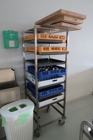 Stikvogn med div. Opvaskebakker med indhold