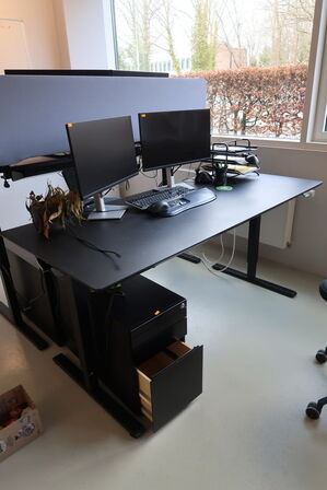 El. hæve/sænke skrivebord uden indhold samt skuffemodul