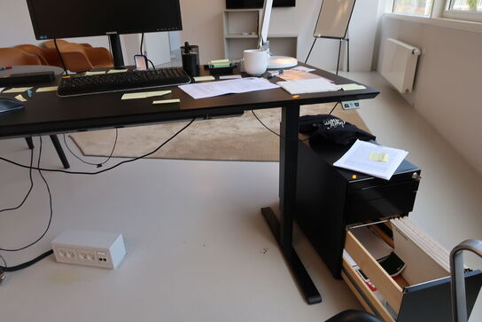 El. hæve/sænke skrivebord uden indhold samt skuffemodul