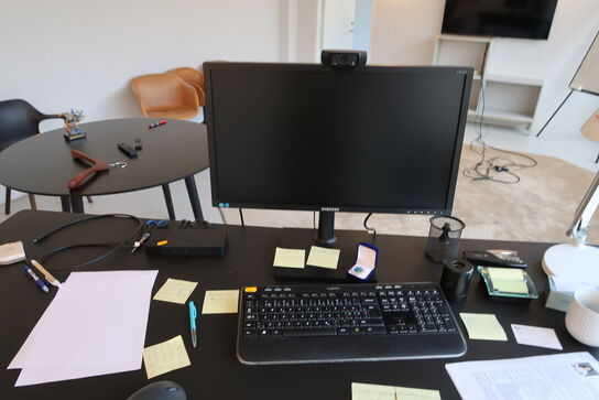 Computerskærm SAMSUNG S24E450, dockingstation DELL, tastatur, webcam