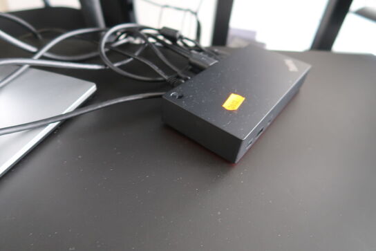 2 stk. computerskærme DELL P2422HE, dockingstation LENOVO Thinkpad, tastatur, mus