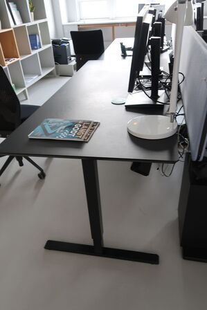 El. hæve/sænke skrivebord uden indhold med skuffemodul