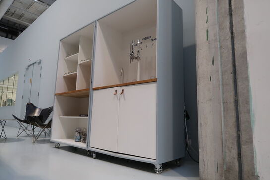 2 stk. sammenfoldelige køkkenmoduler på hjul, med vanddispenser, tappehaner m.m.