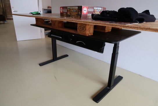 El. hæve/sænke skrivebord samt spånplade