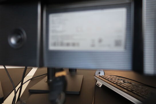 2 stk. computerskærme SAMSUNG F24T450FQR, dockingstation DELL, tastatur, mus