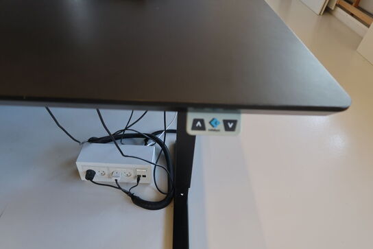 El. hæve/sænke skrivebord uden indhold med afskærmning samt skuffemodul