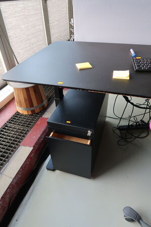 El. hæve/sænke skrivebord uden indhold samt skuffemodul