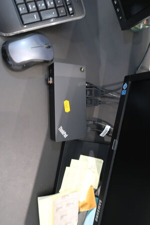 2 stk. computerskærme SAMSUNG S24E450, dockingstation LENOVO Thinkpad, tastatur, mus