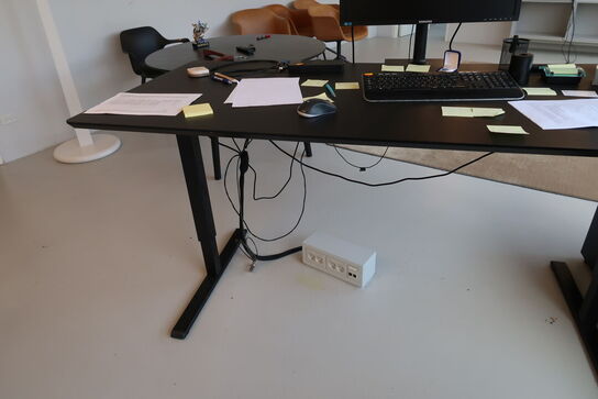 El. hæve/sænke skrivebord uden indhold samt skuffemodul