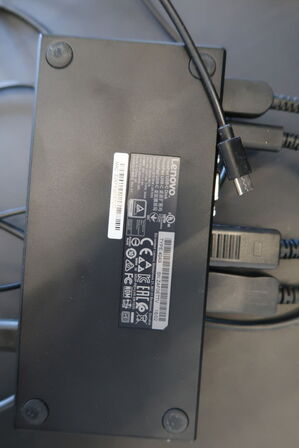 2 stk. computerskærme SAMSUNG S24E450, dockingstation LENOVO ThinkPad