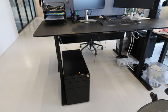 El. hæve/sænke skrivebord uden indhold med afskærmning samt skuffemodul